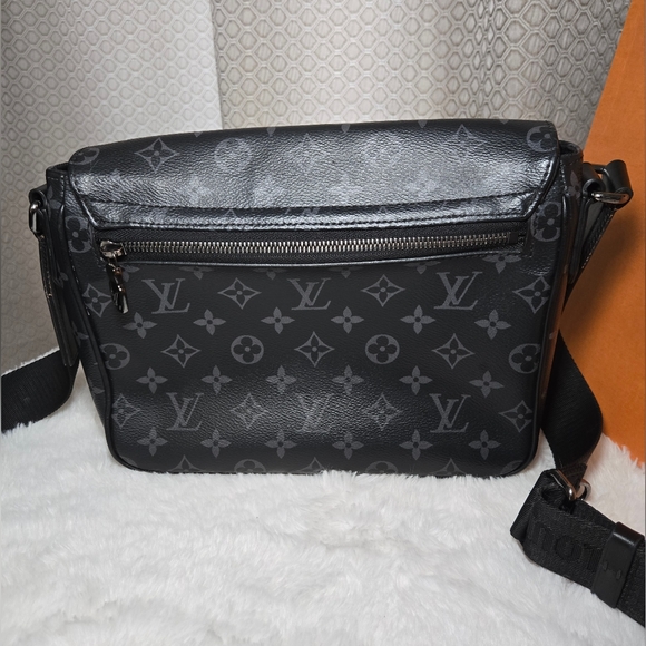 Louis Vuitton District Messenger Bag Monogram Eclipse Canvas MM - Picture 5 of 17